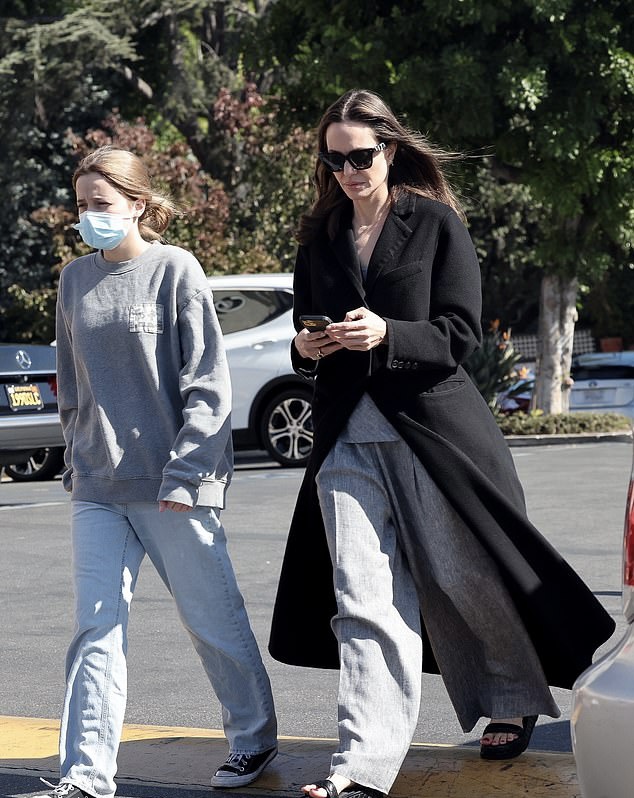 Анджелина Джоли вновь показывает, что можно купить одно-единственное пальто, которое будет сочетаться со всеми вещами в гардеробе