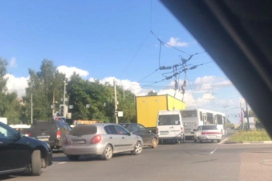 Автомобилисты стоят в пробках | Источник: Жесть Ярославль / vk.com