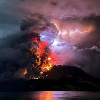 Посмотрите, как извергается вулкан Руанг. Он способен устроить мощнейшее цунами, и вот каким образом