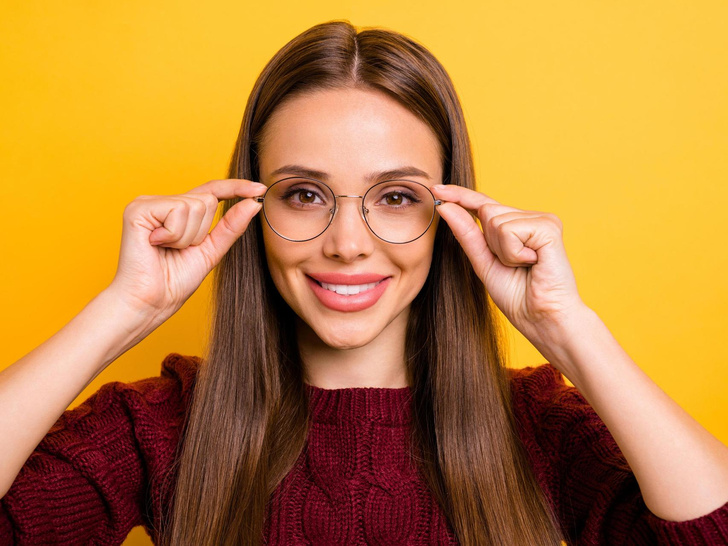 Модный макияж для тех, кто носит очки: 6 идей на осень 2023, которые выглядят неотразимо
