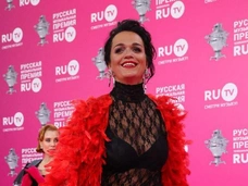 «Спасаюсь от депрессии! Вчера была у психиатра»: певица Слава похвасталась сочными формами в розовом белье
