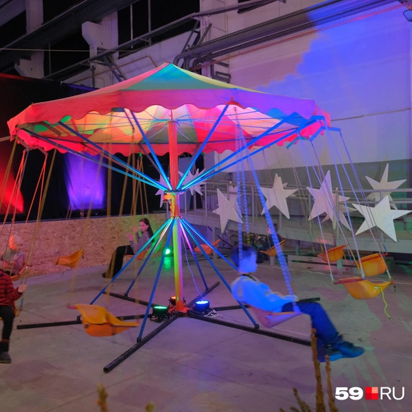 Традиционное ярмарочное развлечение&nbsp;— карусель | Источник: Тимофей Калмаков / 59.RU