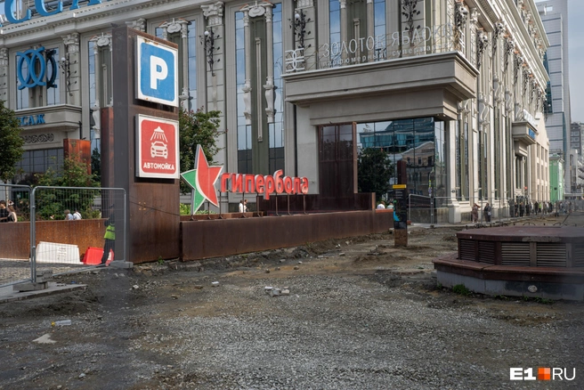 Всю эту территорию пешеходы обходят вдоль ограждения | Источник: Кирилл Кушнов / E1.RU