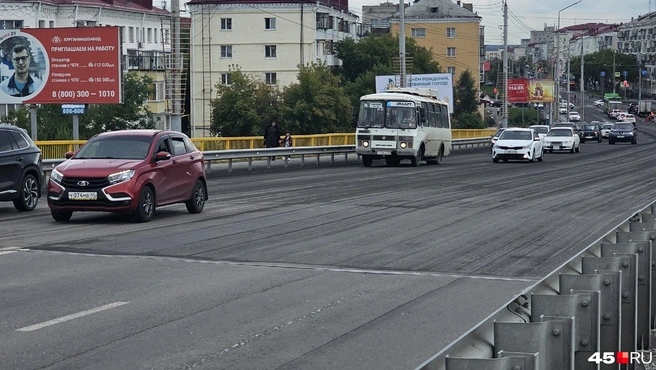Граница между снятым верхнем слоем асфальта на Некрасовском путепроводе | Источник: Дарья Никитченко / 45.RU