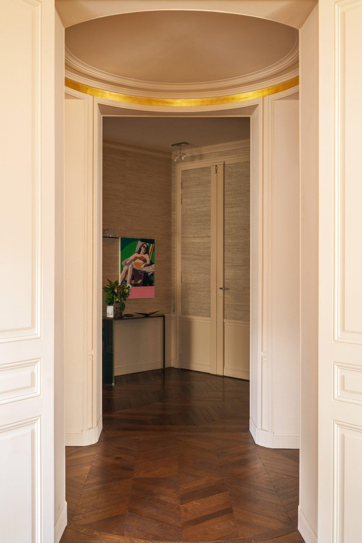 Современный интерьер в классической «османовской» парижской квартире