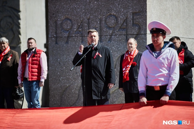 На митинге выступил первый секретарь Новосибирского обкома КПРФ и бывший мэр города Анатолий Локоть | Источник: Александр Ощепков / NGS.RU