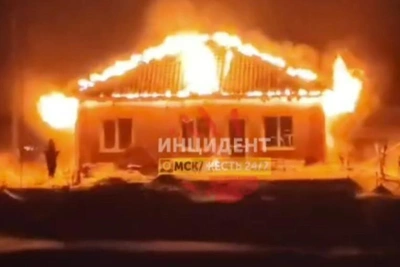 Fire engulfs house near Omsk in video footage