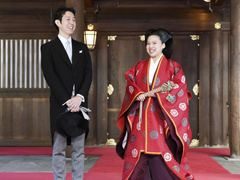 Японская принцесса Аяко, отказавшаяся от титула ради возлюбленного, ждет первенца