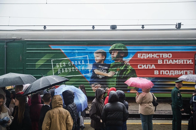 Встречать поезд пришли сотни новосибирцев | Источник: Александр Ощепков / NGS.RU