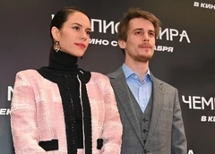 Янковский милуется с Пожарской, а Петров не отходит от Милославской. Влюбленные на премьере фильма