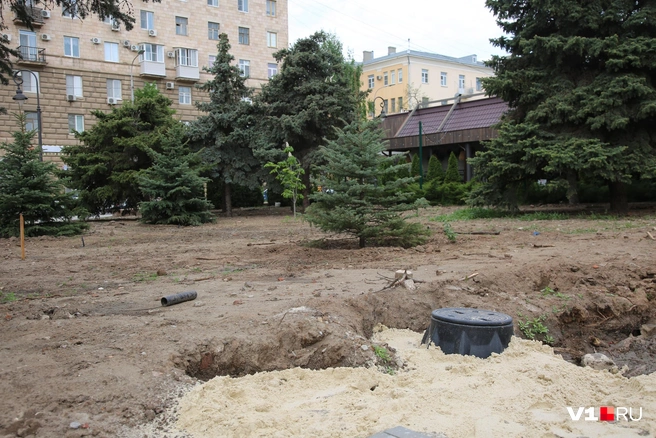 А где-то вопрос стоит не столько в отсутствии газона, сколько в наличии ям | Источник: Константин Завриков / V1.RU