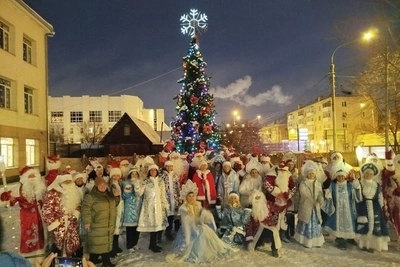 Krasnoyarsk School Hosts Parade of Grandfather Frosts and Snow Maidens