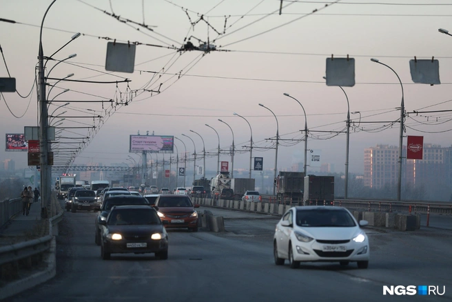 Пробки на мосту и подъездах к нему начались с раннего утра | Источник: Александр Ощепков / NGS.RU