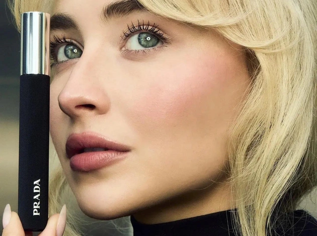Prada Beauty представляет новую тушь. В главной роли — Сабрина Карпентер