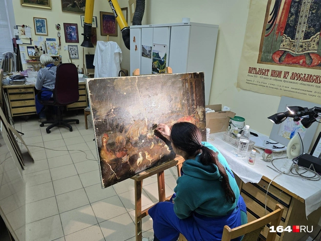 В мастерской реставраторов Радищевского музея | Источник: Семен Коротов-Майбах / 164.RU