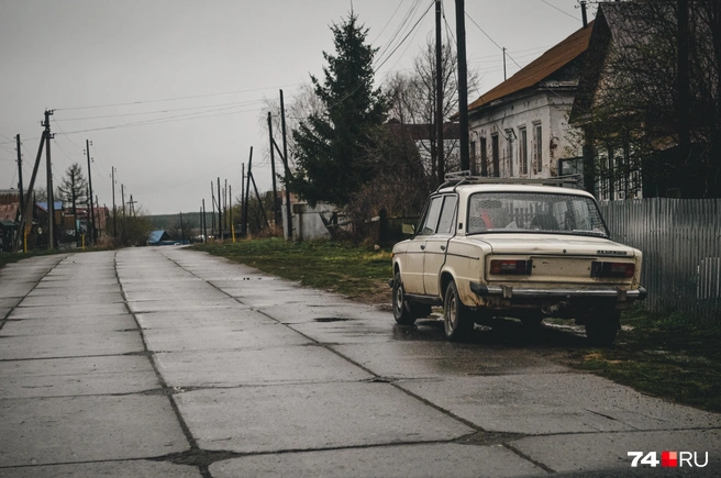 Отсюда две дороги. Первая — в сторону местного торгового центра, так сказать | Источник: Виталий Гущинский