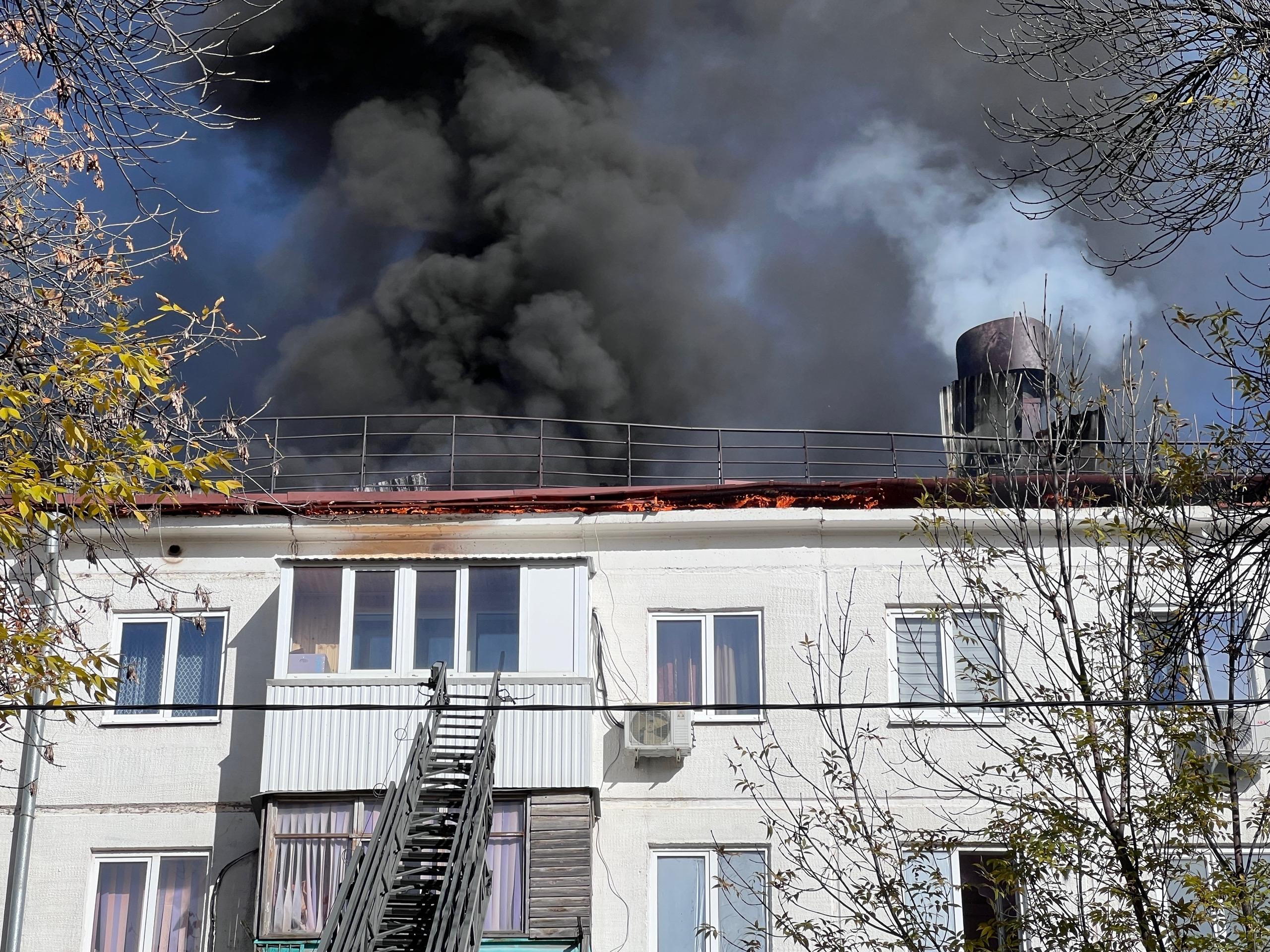 Причиной стали сварочные работы: очевидцы — об огромном пожаре в жилом доме Уфы