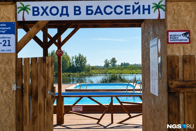 Вход в бассейн платный, цены начинаются от 700 рублей за вечерний детский тариф и доходят до 2 тысяч рублей за целый день для взрослого | Источник: Александр Ощепков / NGS.RU