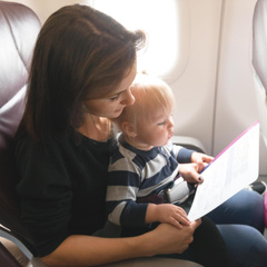 Пилот назвал два работающих способа, как успокоить младенца в самолете