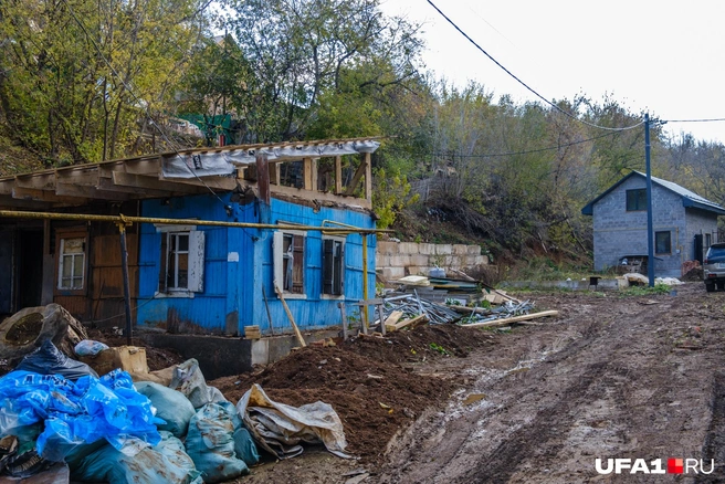 Начало третьего отрезка улицы, кто-то начинает строиться | Источник: Булат Салихов