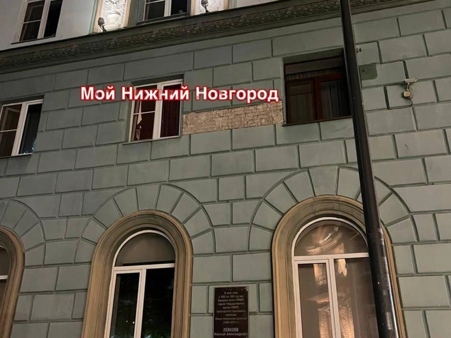 Крупный фрагмент штукатурки, упавший на тротуар | Источник: Мой Нижний Новгород / t.me
