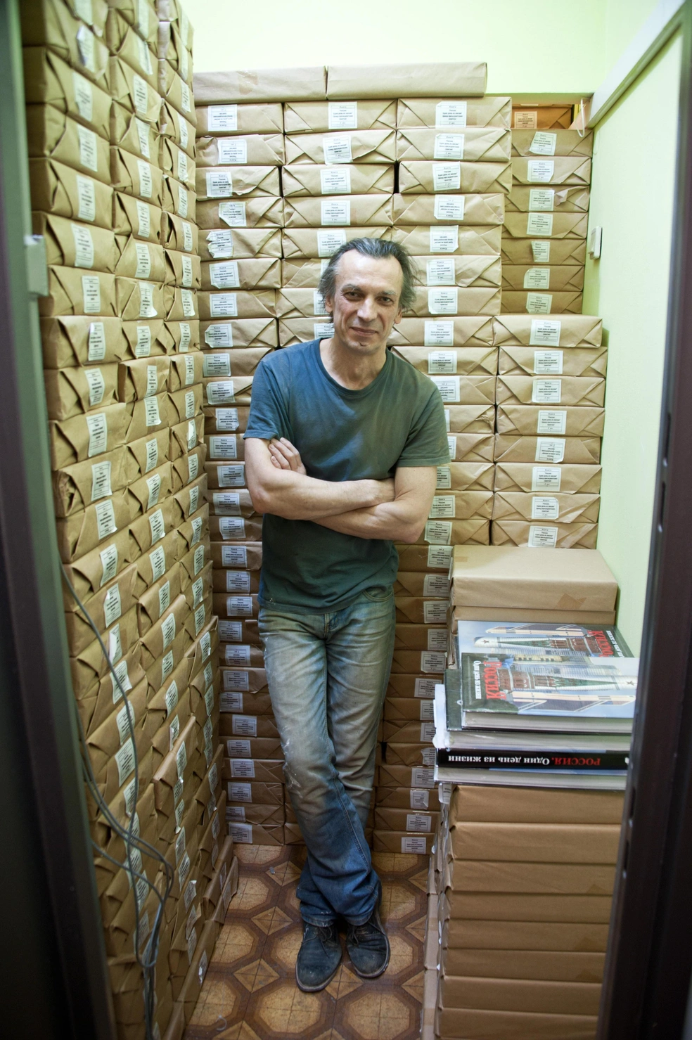 Автор проекта Василий Прудников со свежеотпечатанными книгами, Москва, 2020 г. | Источник: Евгений Епанчинцев