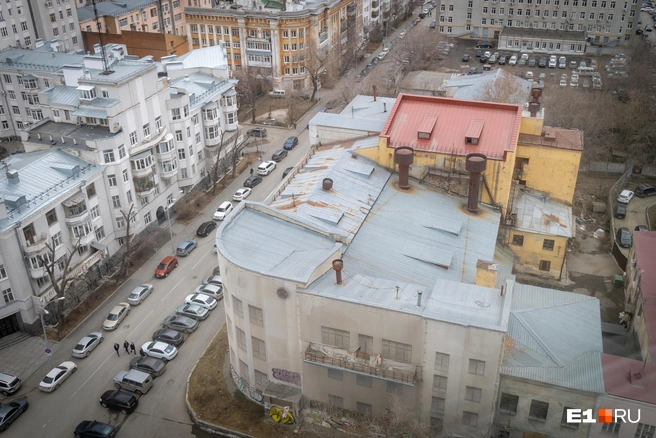 Крыша бывшего ДК заметно проржавела | Источник: Владислав Лоншаков / E1.RU