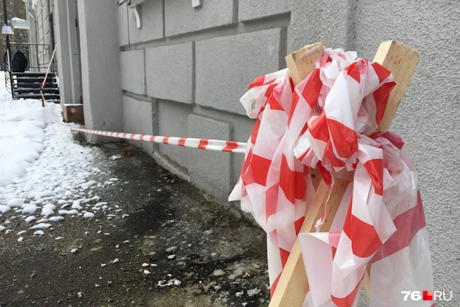 По рекомендациям Роструда сигнальную ленту нужно устанавливать минимум в 6 метрах от здания | Источник: Елена Вахрушева