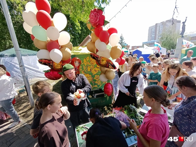 Здесь бесплатно собирают цветочные композиции | Источник: Надежда Тихомирова / 45.RU