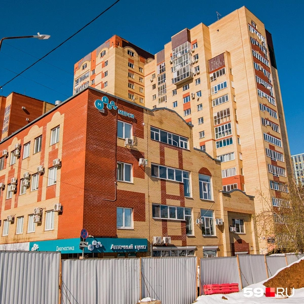 Стройку огородили от дома вот таким забором | Источник: Тимофей Калмаков / 59.RU