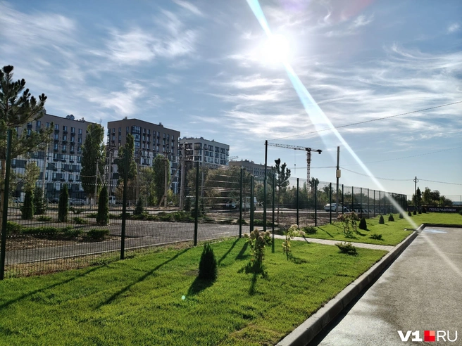 ЖК расположен буквально в нескольких десятков метров от нового детского сада | Источник: Мария Умнова / V1.RU