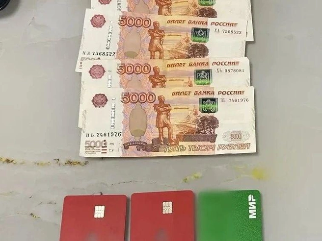 В ходе обыска были обнаружены четыре банковские карты и 25 тысяч рублей наличными. | Источник: ГУ МВД России по Волгоградской области