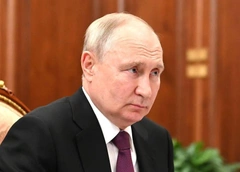 Путин в модной олимпийке с бывшей женой, Собчак ест мясо и шутит: видео застолья из Финляндии 90-х