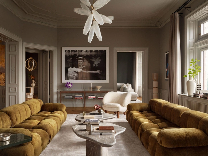 Кресло Pelican Lounge Chair 1940 года, дизайн Финн Юль. Диваны дивана Camaleonda 1970-х годов, дизайн Марио Беллини, B&B Italia | Источник: Эрик Левфандер