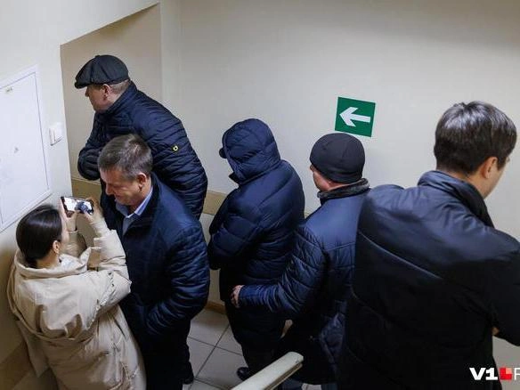 Эльдор Азизов обвиняется в совершении преступления против половой неприкосновенности несовершеннолетней, дело вновь рассматривается в суде. | Источник: Алексей Волхонский / V1.RU