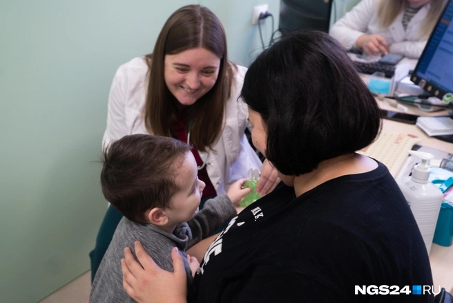 Хорошо, когда на приеме у врача весело | Источник: Никита Шайхутдинов / NGS24.RU