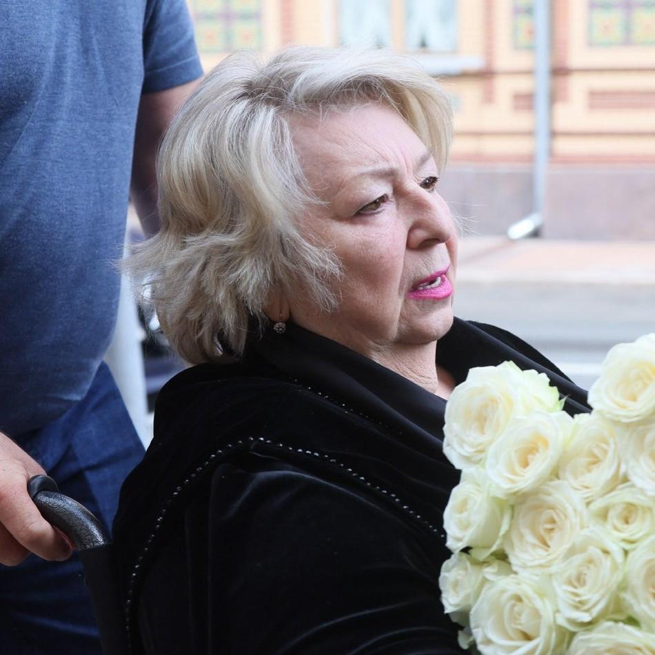 Что-то прошептала и поклонилась: Татьяна Тарасова встала с коляски, чтобы подойти к гробу Александра Митты