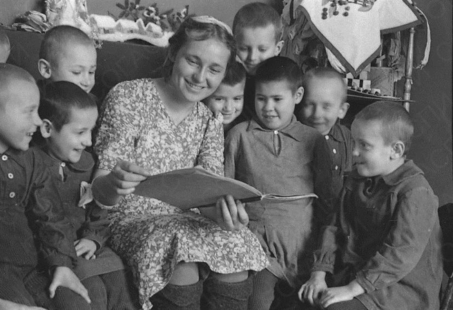 Дети, эвакуированные в Куйбышев из Ленинграда на занятиях с воспитательницей. 1945 год | Источник: фотофонд Самарского областного государственного архива социально-политической истории