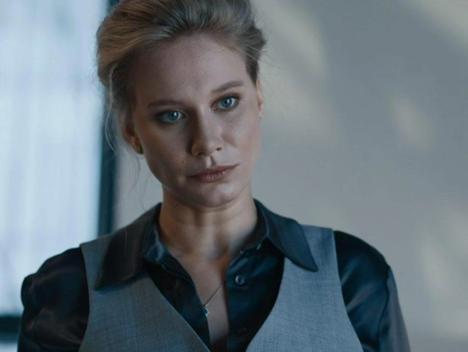 За маской скрывается совсем не тот человек, что обычно зрители видят на экране | Источник: кадр из сериала «Волкодав» (18+), реж. Михаил Галин, кинокомпания «2.39 Фильм», 2025 год