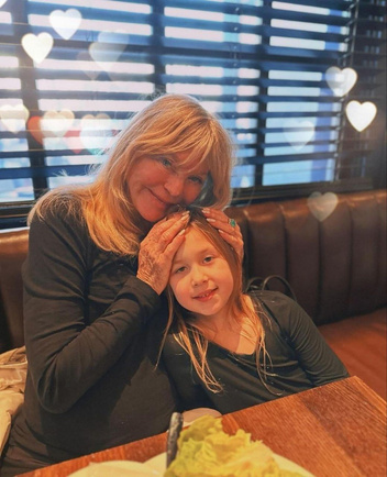 Редкий кадр: Кейт Хадсон поделилась семейными фотографиями с дочерью и своей матерью Голди Хоун