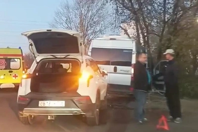 В Челнах «Москвич» вытолкнул автобус на дерево: более 10 пострадавших