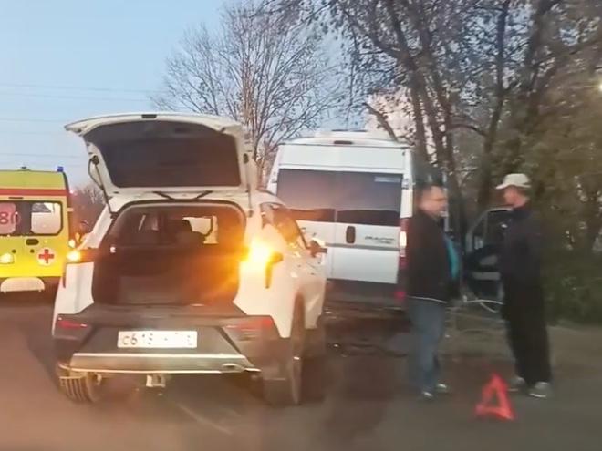 В Набережных Челнах «Москвич» вытолкнул автобус с дороги прямо на дерево — пострадали больше 10 чел…