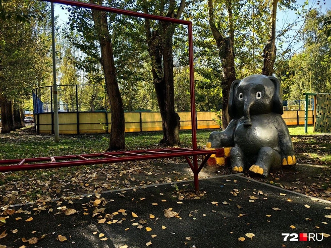Есть во дворе фигура слона. Он не грустит  | Источник: Павел Красоткин / 72.RU 