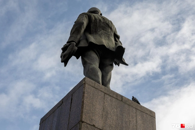 Особенно его любят птицы. А жители дома с аркой всегда видят его с изнанки  | Источник: Александр Куренной / 76.RU