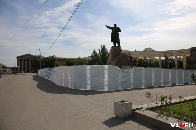 Всё, что происходит на площадке, скрыто за забором из металлопрофиля и баннеров | Источник: Константин Завриков / V1.RU