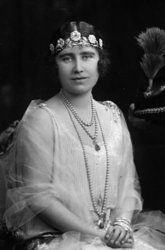 Елизавета Боуз-ЛайонМама Елизаветы, возможно, была одним из главных модных трендсеттеров королевской семьи. Так, в день своей свадьбы леди Элизабет предстала перед своим женихом не только в нетипичном для аристократок прямом подвенечном платье по моде 20-х годов, но и без тиары. Голову девушки украшала лишь кружевная вуаль Марии Текской и тонкий венок, сплетенный из мирта. Впрочем, получив от отца в качестве подарка великолепную тиару «Стратморские розы», Элизабет послушно надела украшение для официального свадебного портрета.