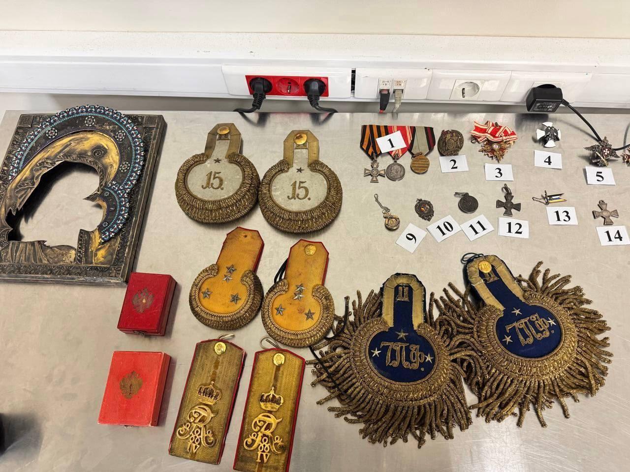 У немца в Пулково изъяли 32 культурные ценности