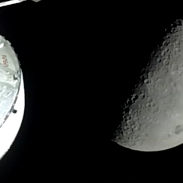 Курс на Землю: корабль «Орион» с экипажем миссии «Артемида-2» успешно облетел Луну и движется домой