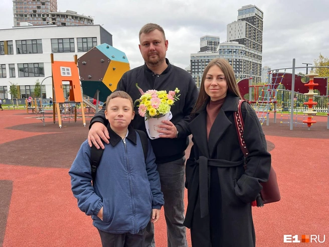 Алексей пришел на линейку с родителями | Источник: Яна Ахудзянова / E1.RU