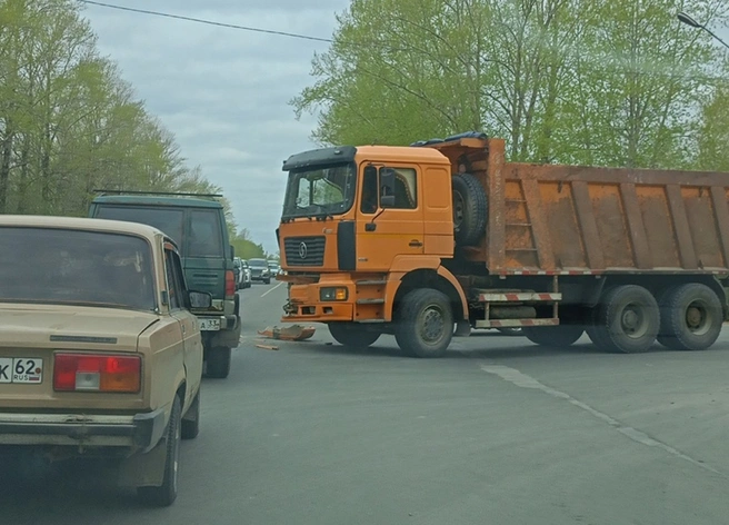 На Южной окружной грузовик влетел во внедорожник | ya62.ru